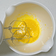 写真：卵黄の加工